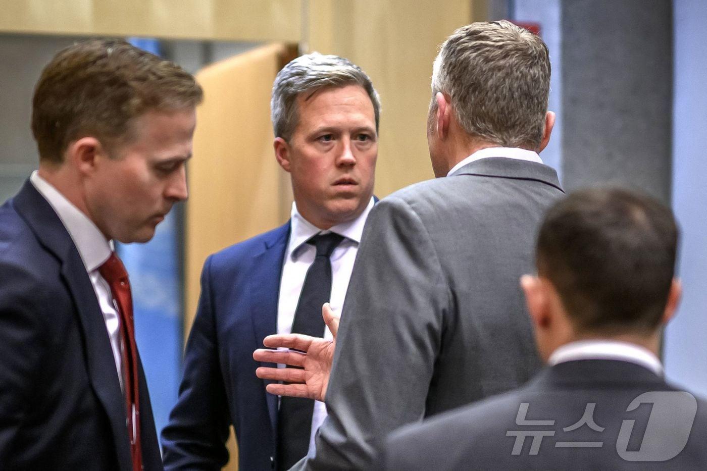 미국 육군 장관 다니엘 드리스콜&#40;가운데&#41;이 23일&#40;현지시간&#41; 스위스 제네바 주재 미국 대표부에서 열린 우크라이나와의 비공개 회담 직후 미국 측 직원들과 대화하고 있다.2025.11.23.ⓒ AFP=뉴스1