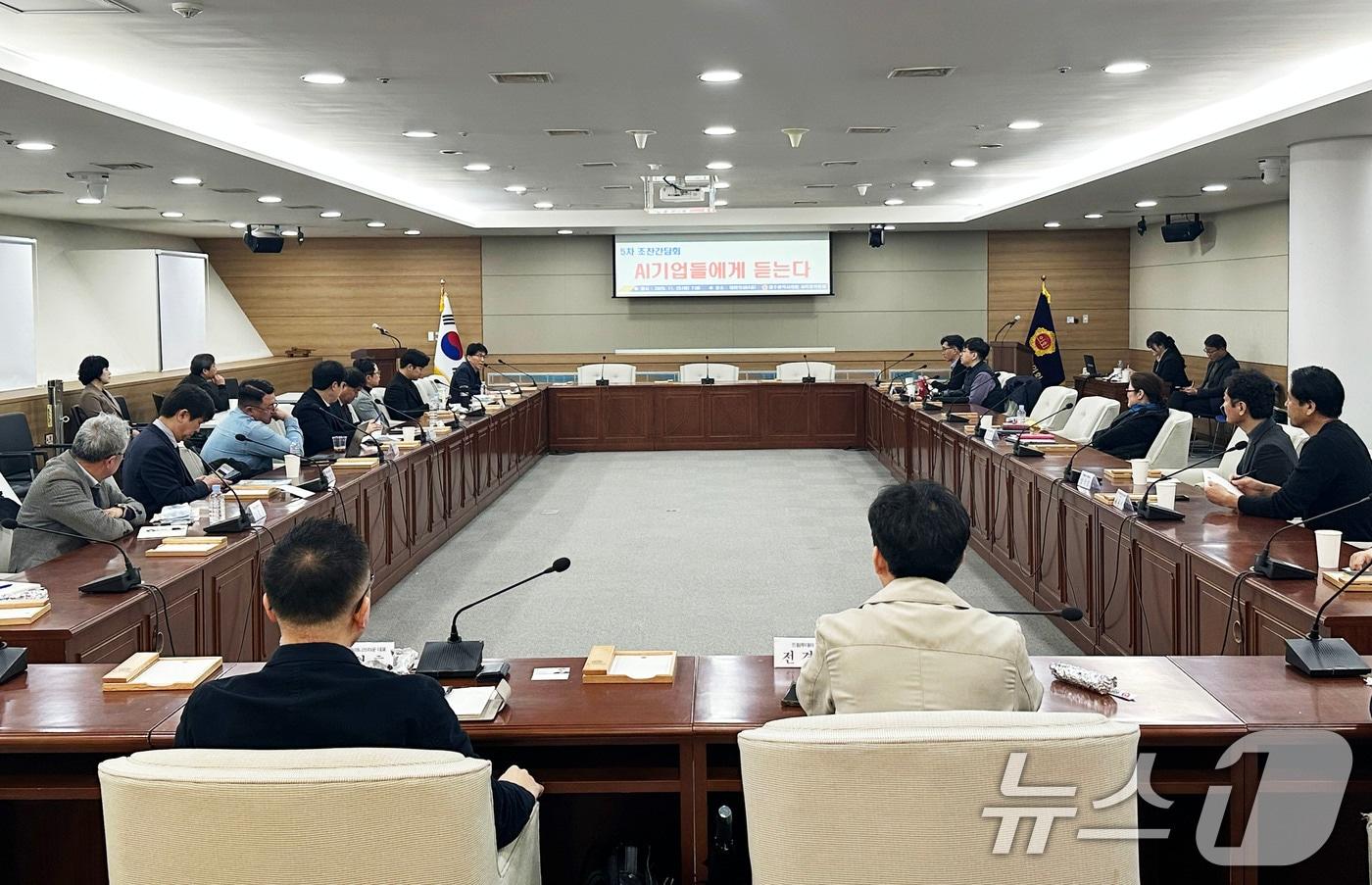 광주시의회 인공지능 실증도시 특별위원회가 25일 시의회 대회의실에서 &#39;5차 AI기업 조찬간담회&#39;를 열고 있다.&#40;광주시의회 제공. 재판매 및 DB 금지&#41; 