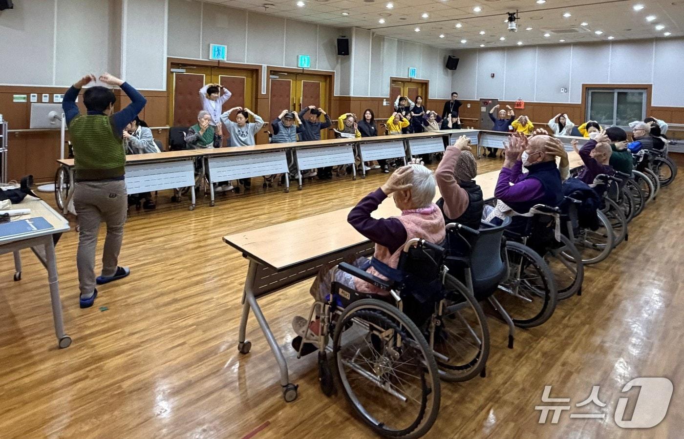 ‘숲요양원 산림치유’ 사업 운영 사진. &#40;산림청 한국산림복지진흥원 제공.재판매 및 DB금지&#41;/뉴스1