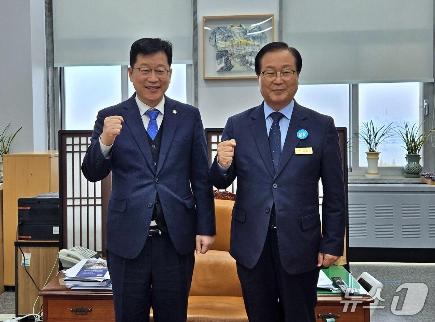 본문 이미지 - 유희태 완주군수(사진 오른쪽)와 안호영 국회의원(완주군 제공. 재판매 및 DB금지)2025.11.25/뉴스1