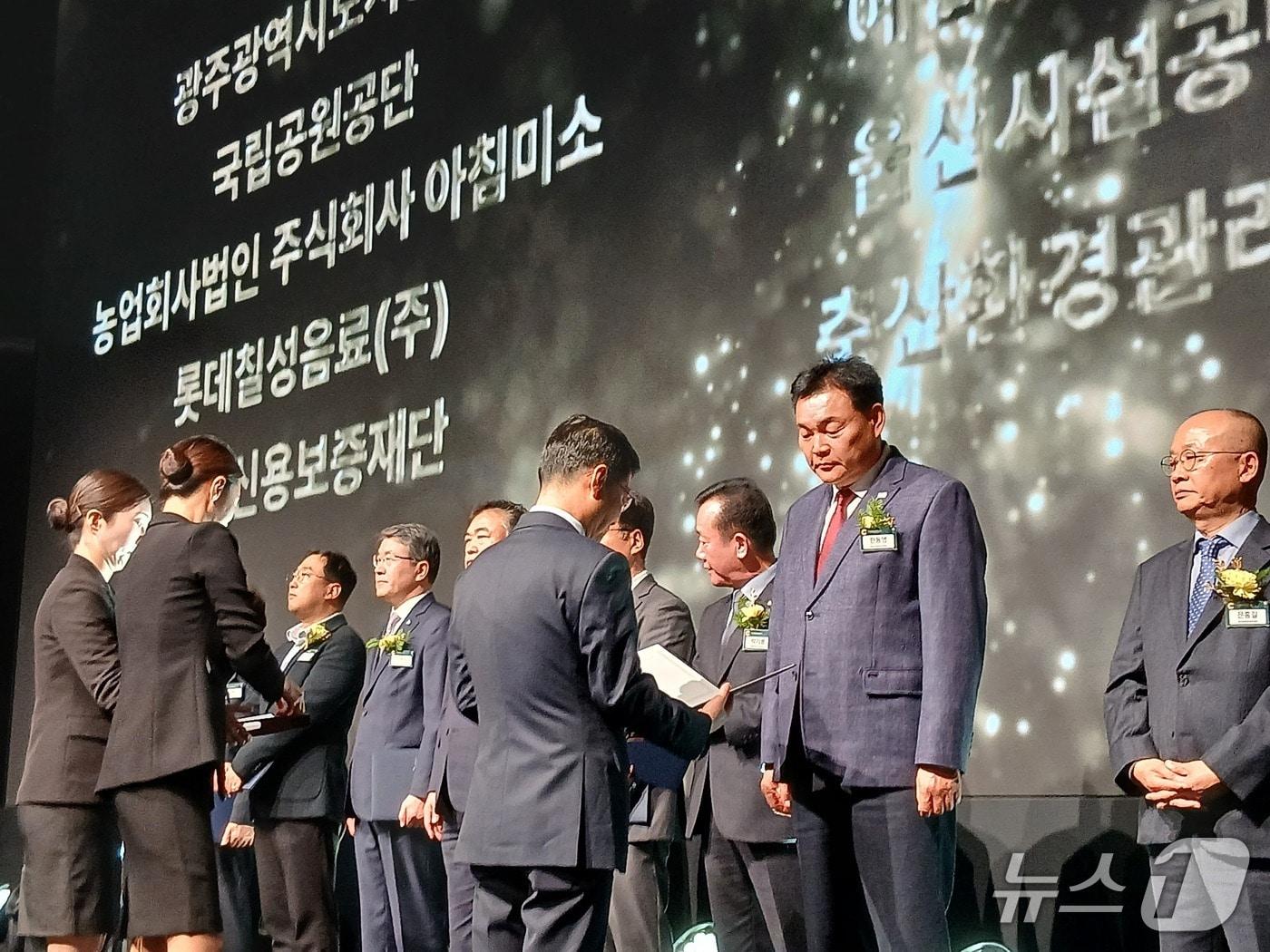 본문 이미지 - 25일 서울 서초구 엘타워에서 열린 보건복지부·한국사회복지협의회 주관 &#39;2025년 지역사회공헌 인정제&#39; 시상식에서 울산시설공단 관계자가 복지부 장관상을 수상하고 있다. &#40;울산시설공단 제공. 재판매 및 DB 금지&#41; /뉴스1