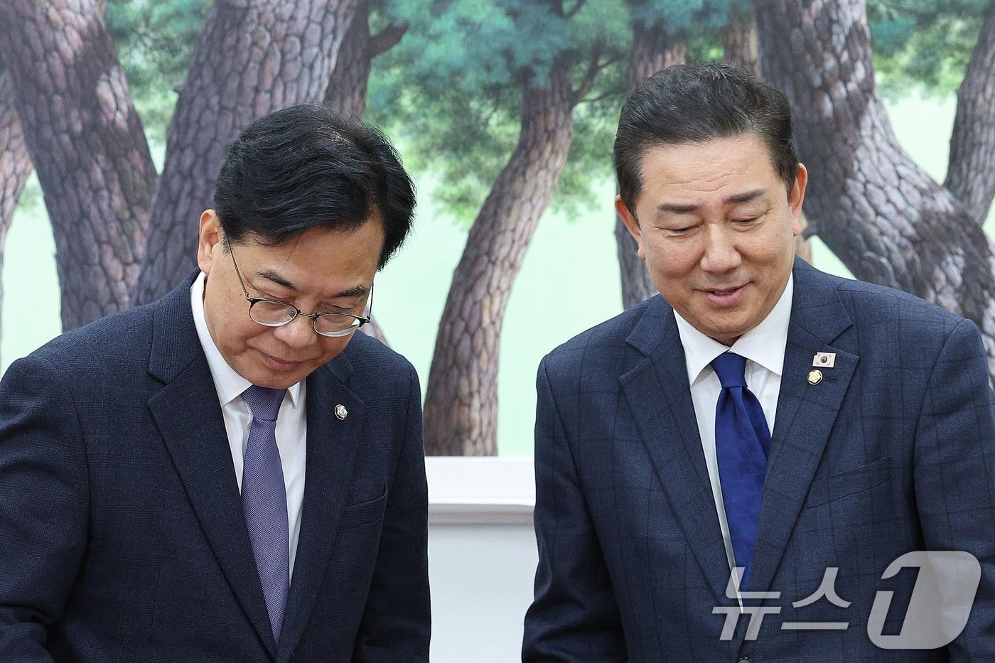 김병기 더불어민주당 원내대표와 송언석 국민의힘 원내대표가 25일 서울 여의도 국회에서 회동하고 있다. 2025.11.25/뉴스1 ⓒ News1 신웅수 기자