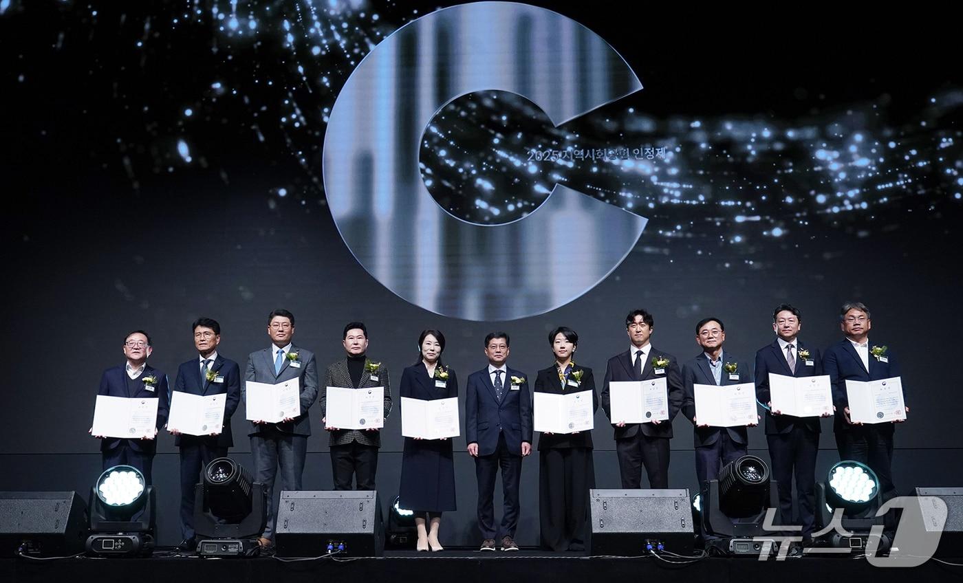 HS효성첨단소재가 7년 연속 &#39;지역사회공헌 인정기업&#39;으로 선정됐다. 최형식 HS효성 커뮤니케이션실 상무&#40;오른 쪽 세 번째&#41;&#40;HS효성 제공&#41;. ⓒ 뉴스1