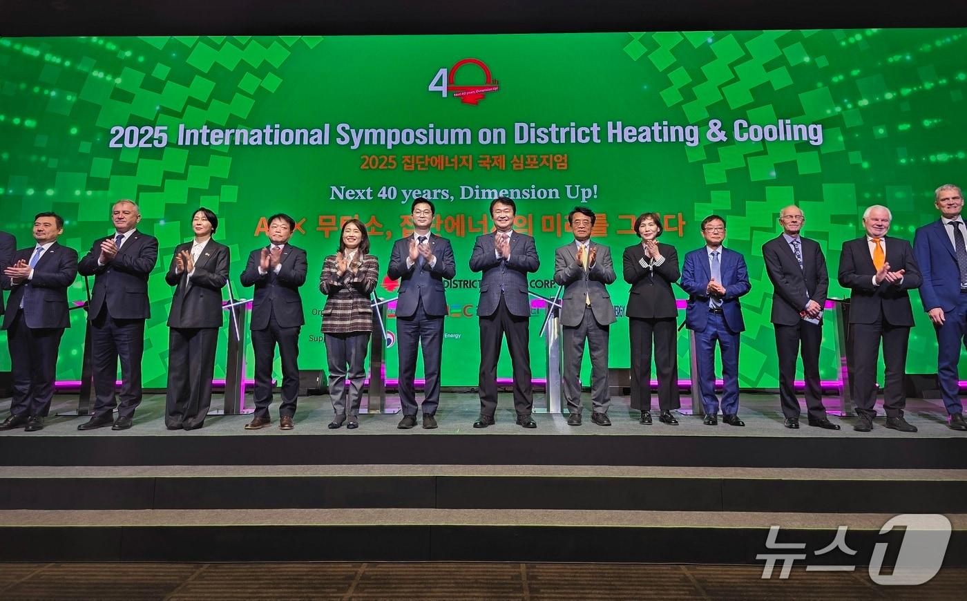 25일 서울 중구 신라호텔에서 한국지역난방공사 창립 40주년을 맞아 열린 '2025 집단에너지 국제 심포지엄'에서 정용기 한난 사장, 김동아 더불어민주당 의원, 김소희 국민의힘 의원, 로빈 윌트셔 유럽집단에너지협회 (IEA-DHC) 의장, 로빈 윌트셔 유럽집단에너지협회 (IEA-DHC) 의장 등이 기념사진을 찍고 있다. ⓒ 뉴스1 황덕현 기자