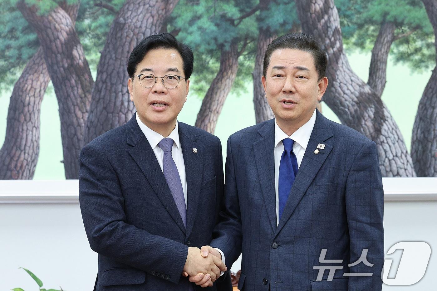 김병기 더불어민주당 원내대표(오른쪽)와 송언석 국민의힘 원내대표. ⓒ News1 신웅수 기자