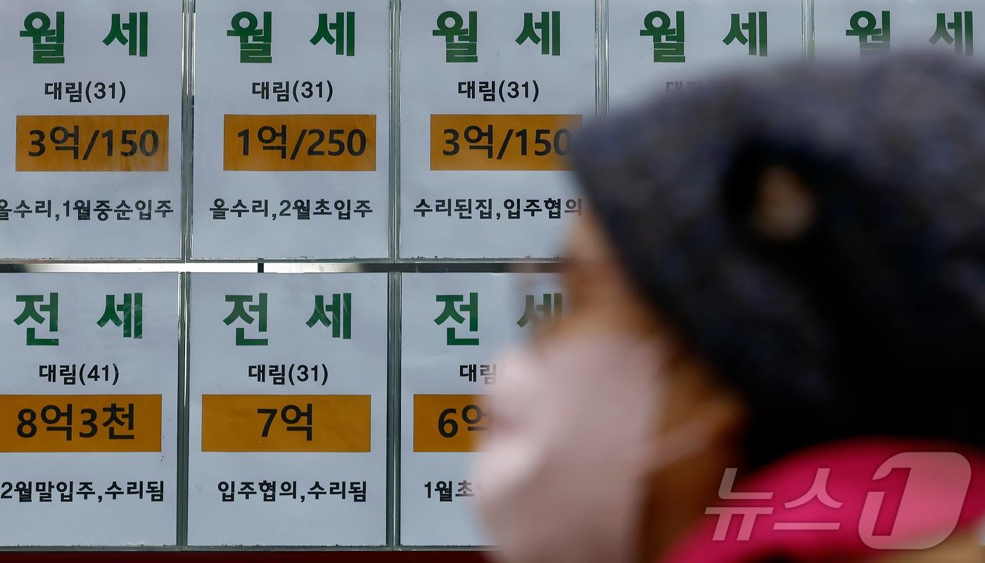 본문 이미지 - 서울 시내 한 부동산에 인근 아파트 월세·전세 매물 안내문이 붙어 있다. (자료사진) ⓒ 뉴스1 박정호 기자