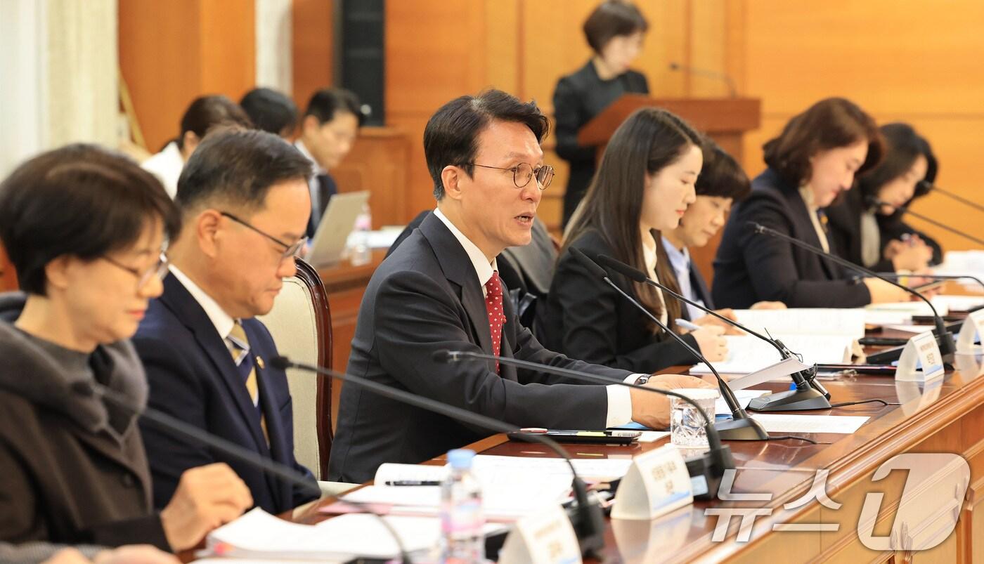 김민석 국무총리가 25일 서울 종로구 정부서울청사에서 열린 아동정책조정위원회 회의에서 모두발언을 하고 있다. 2025.11.25/뉴스1 ⓒ News1 임세영 기자