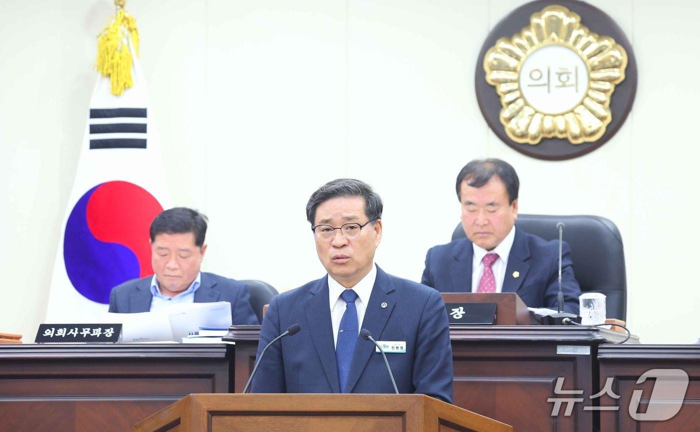 진병영 함양군수가 25일 군의회 정례회에서 내년도 예산안에 대해 설명하고 있다&#40;함양군 제공. 재판매 및 DB금지&#41;.