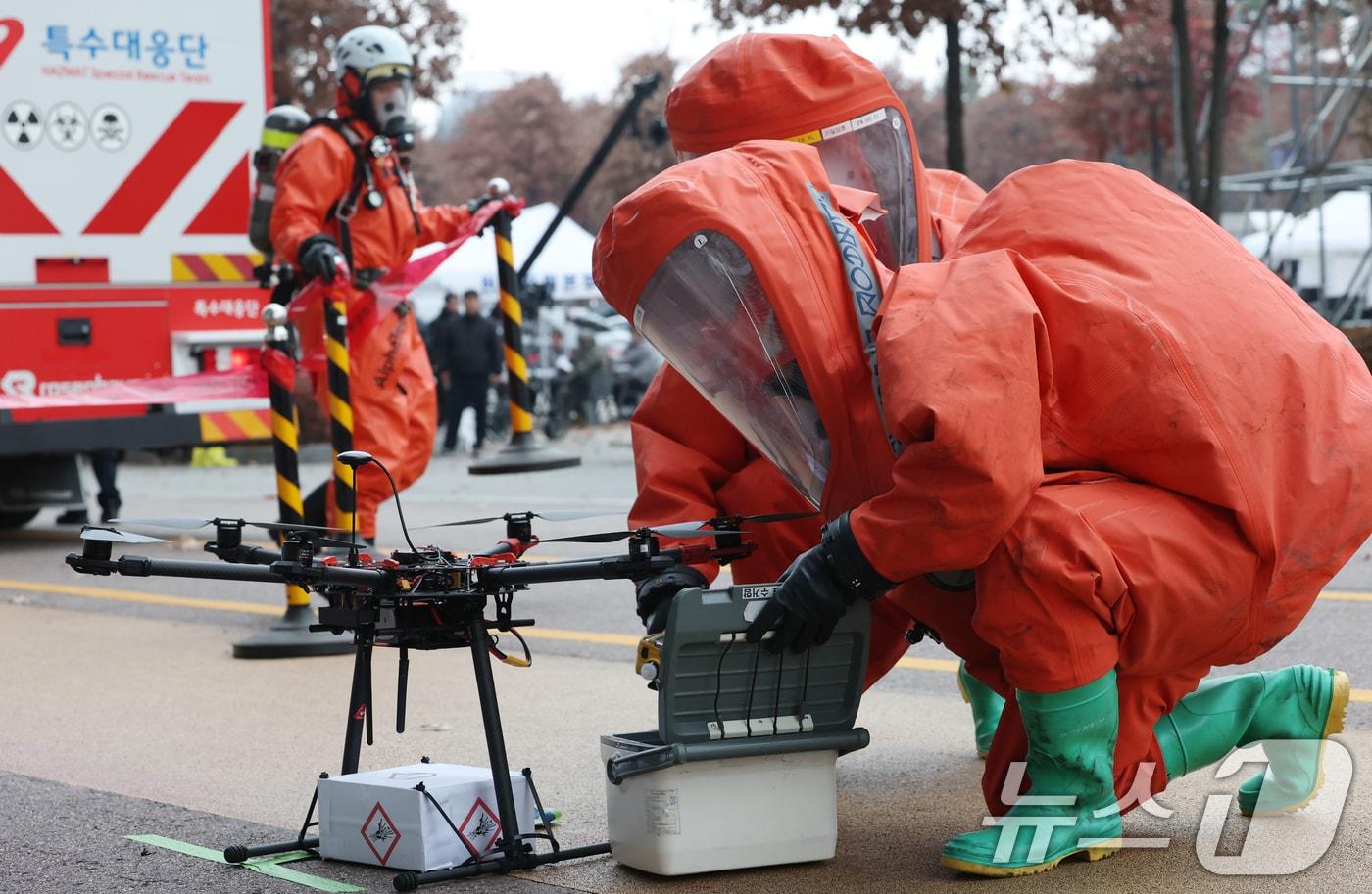 25일 경기 수원시 팔달구 수원월드컵경기장에서 열린 &#39;2025 경기남부 대테러 관계기관 합동훈련&#39;에서 소방 관계자들이 드론을 이용한 폭파물 테러 제압 및 화학물질 살포 상황 가정 훈련을 하고 있다. 2025.11.25/뉴스1 ⓒ News1 김영운 기자