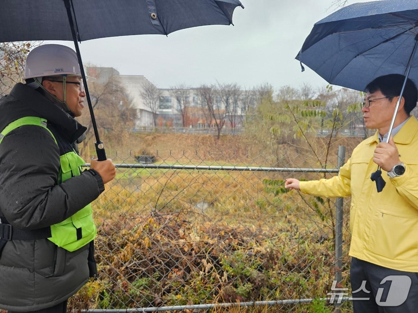 본문 이미지 -  농림축산식품부 는 25일 김정욱 농업혁신정책실장이 강원특별자치도 춘천지역 아프리카돼지열병&#40;ASF&#41; 방역 현장을 방문해 실태를 점검하고, 현장 애로사항을 들었다고 밝혔다. 김정욱 혁신정책실장&#40;오른쪽&#41;이 방역관계자로부터 현황을 보고받고 있다. &#40;농식품부 제공&#41; /2025.11.25/ ⓒ News1 