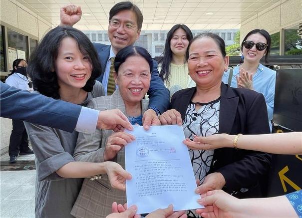 본문 이미지 - 지난 6월 국가배상소송 대법원 의견서를 제출한 하미 마을의 응우옌티탄 씨(왼쪽)와 퐁니 마을의 응우옌티탄 씨.(리영희재단 제공)