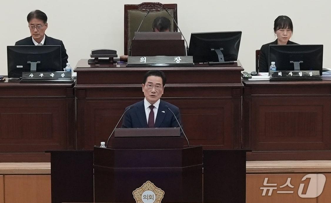 본문 이미지 - 최기문 영천시장이 25일 시의회에서 내년도 시정운영 방향을 발표를 하고 있다.&#40;영천시 제공. 재판매 및 DB금지&#41;/뉴스1