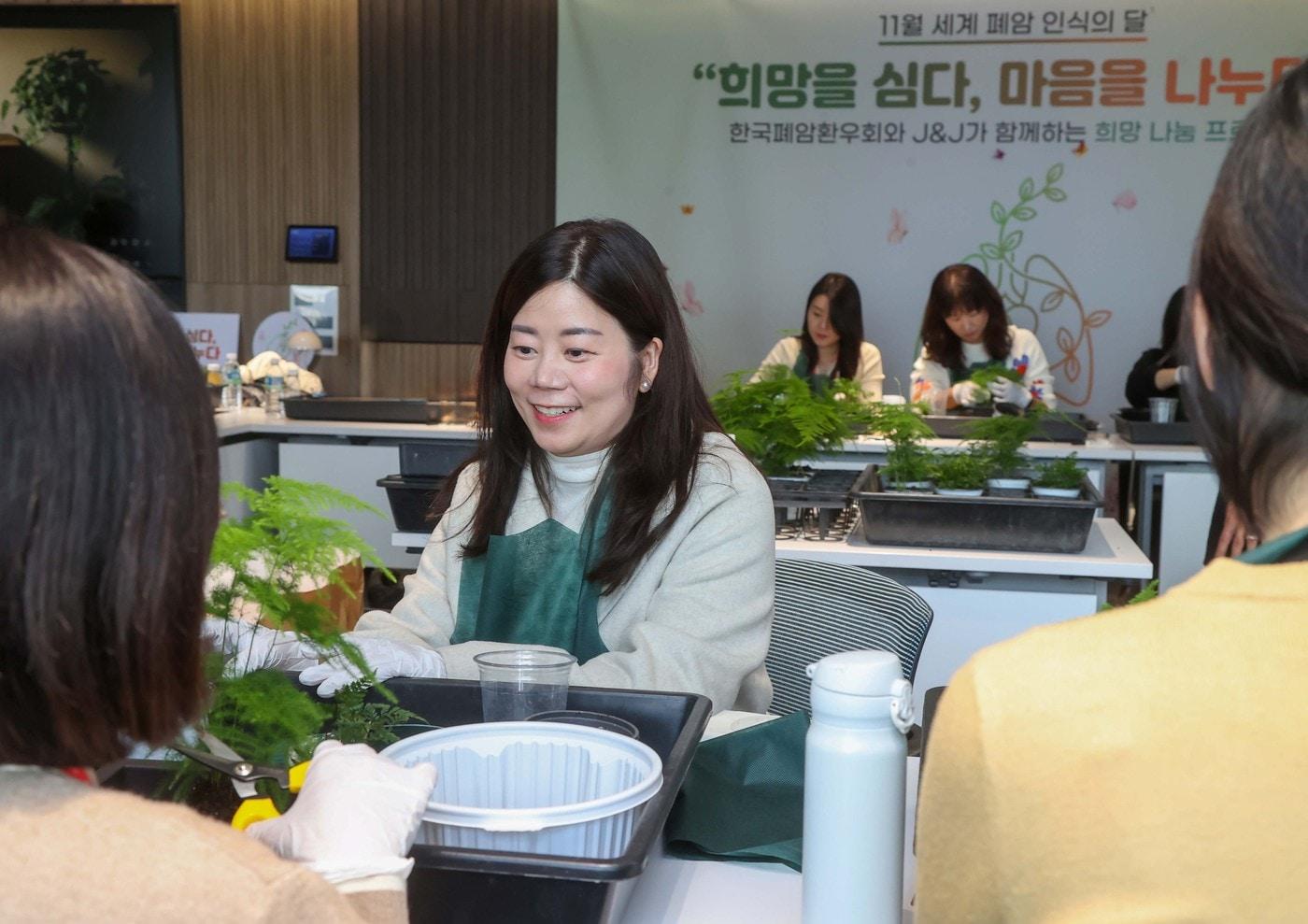 한국폐암환우회와 존슨앤드존슨이 폐암 환우를 위한 &#39;희망 나눔&#39; 사회공헌활동을 진행했다.&#40;J&J 제공&#41;/뉴스1
