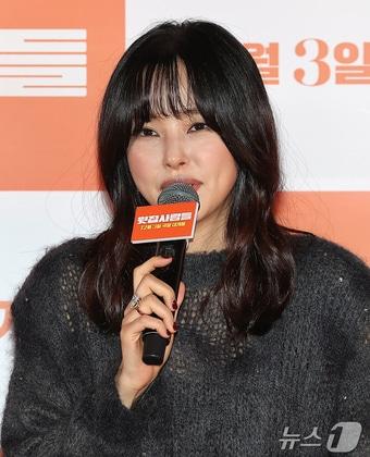 본문 이미지 - 배우 이하늬가 서울 강남구 메가박스 코엑스에서 열린 영화 ‘윗집 사람들’ 기자간담회에 참석해 인사말을 하고 있다. 2025.11.25/뉴스1 ⓒ News1 김진환 기자