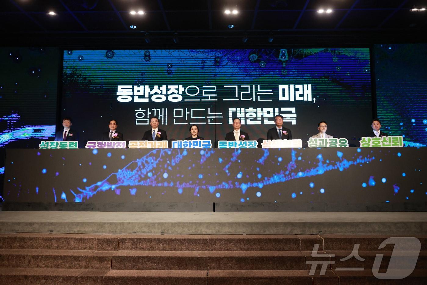 본문 이미지 - 한성숙 중소벤처기업부 장관(왼쪽 네 번째)이 25일 서울 영등포구 중소기업중앙회에서 열린 '2025 동반성장 주간 기념식'에서  참석자들과 퍼포먼스를 하고 있다. (중소벤처기업부 제공. 재판매 및 DB 금지) 2025.11.25 ⓒ 뉴스1