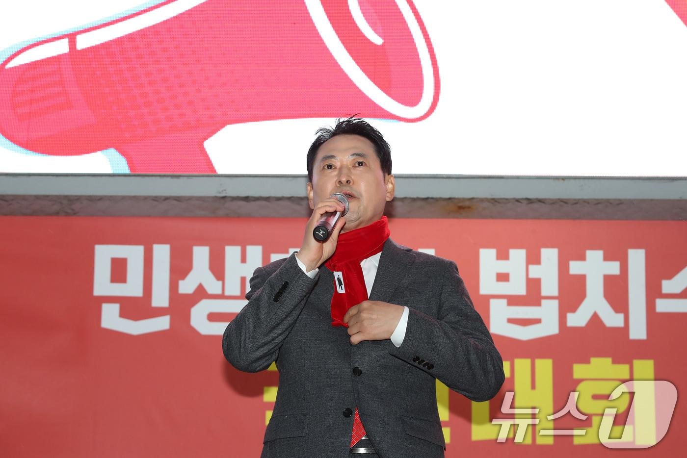 장동혁 국민의힘 대표가 25일 오후 경북 구미시 구미역 광장에서 열린 '민생회복과 법치수호 경북 국민대회'에서 연설하고 있다. 2025.11.25/뉴스1 ⓒ News1 공정식 기자