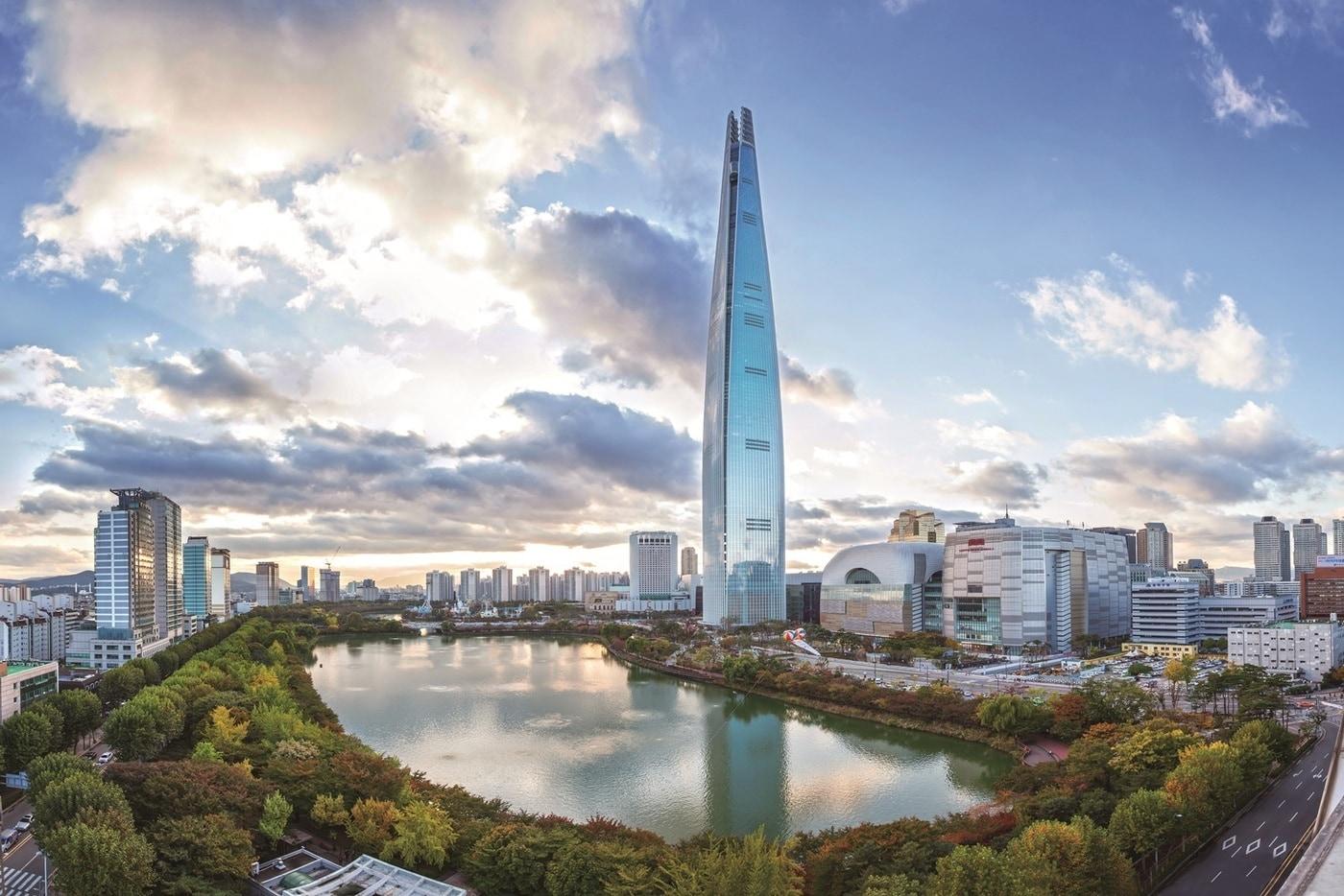 롯데월드타워 전경&#40;롯데지주 제공&#41;.