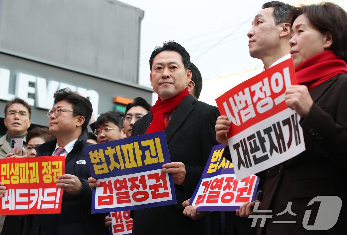 장동혁 국민의힘 대표가 25일 오후 경북 구미시 구미역 광장에서 열린 &#39;민생회복과 법치수호 경북 국민대회&#39;에 참석하고 있다. 2025.11.25/뉴스1 ⓒ News1 공정식 기자