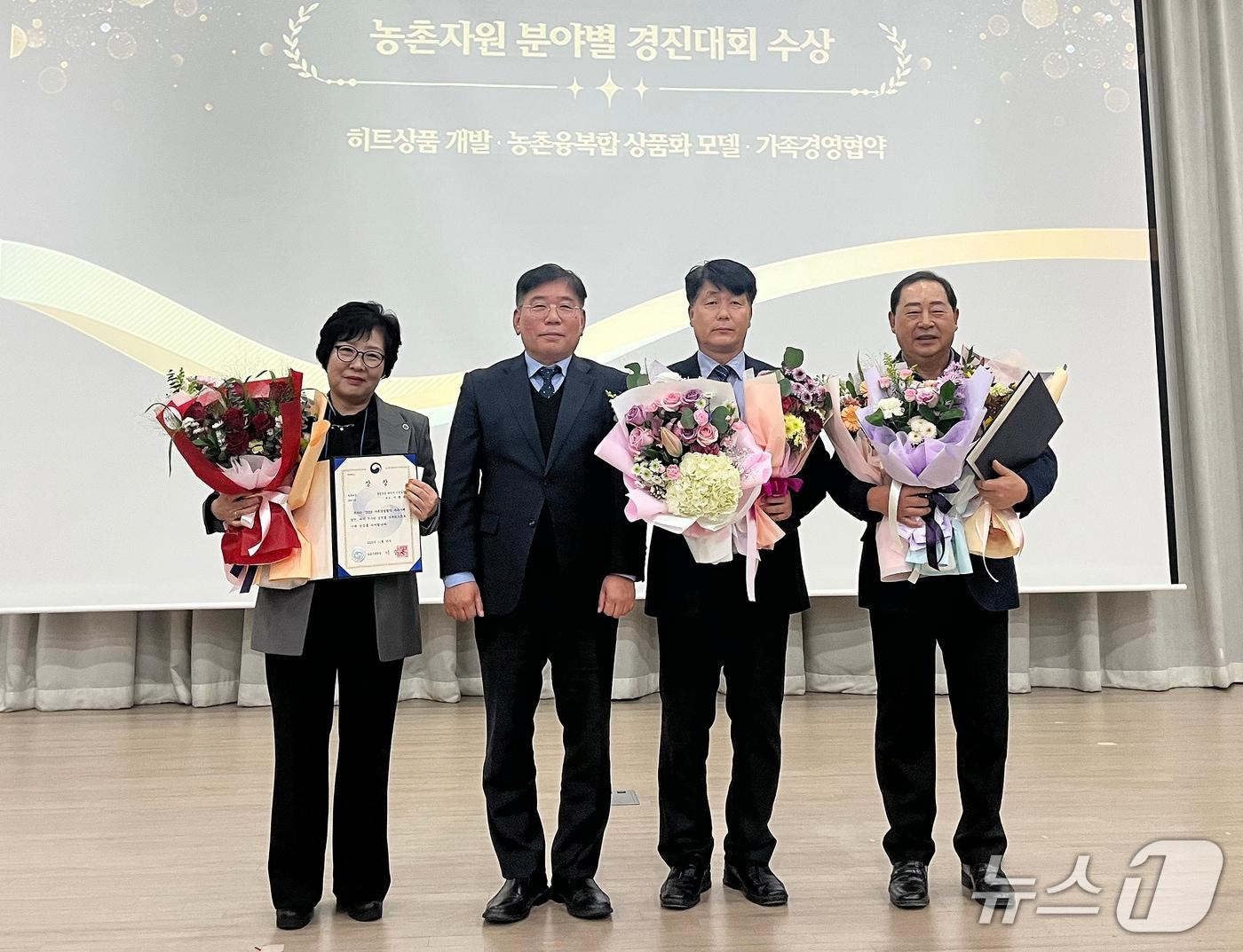 본문 이미지 - '2025년 농촌자원사업 성과확산 경진대회' 시상식.(제주특별자치도 제공, 재판매 및 DB 금지)