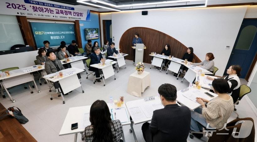 본문 이미지 - 유정기 전북교육감 권한대행이 25일 진안 오천초등학교를 방문, 지역 교육현안에 대한 간담회를 가졌다.&#40;전북교육청 제공, 재판매 및 DB 금지&#41;/뉴스1