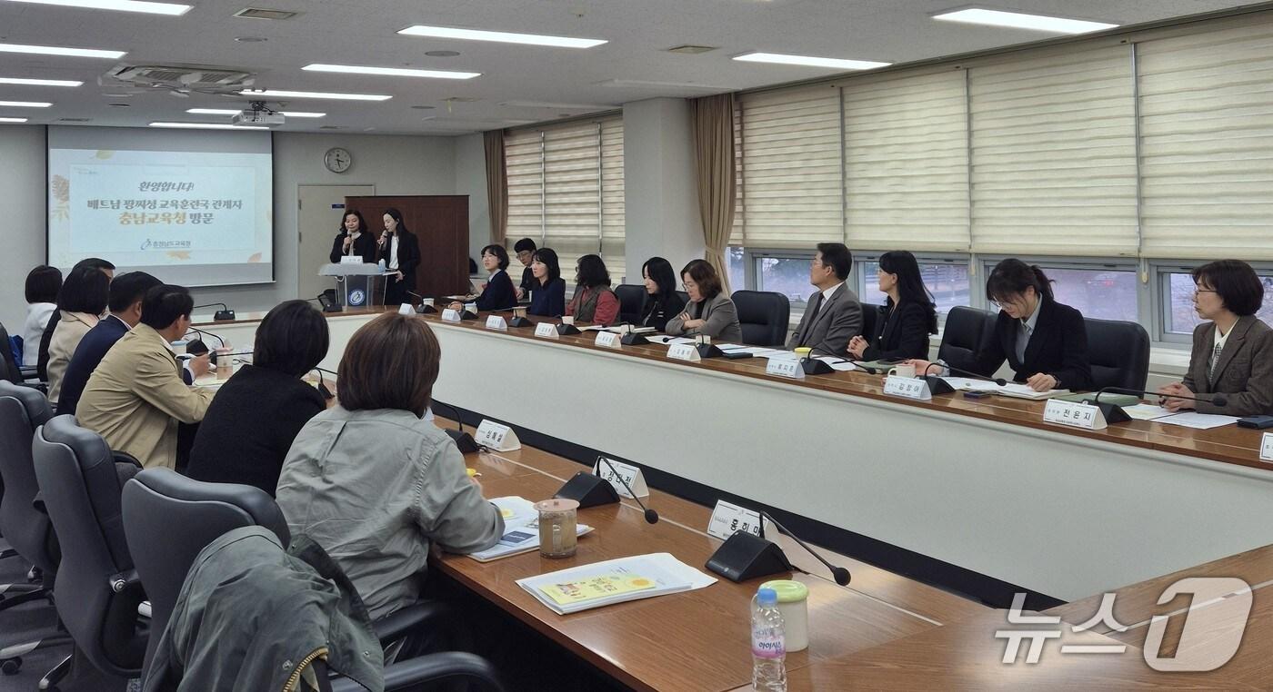 본문 이미지 - 충남교육청과 베트남 꽝찌성 교육훈련국이 늘봄학교 정책 사업 성과를 공유하고 있다. (충남교육청 제공, 재판매 및 DB금지) / 뉴스1 