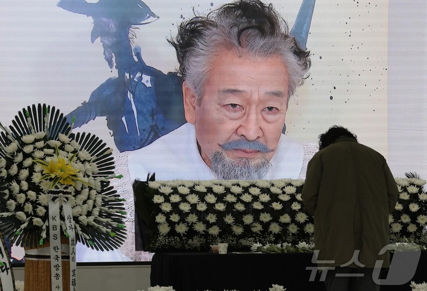25일 서울 여의도 KBS 본관 내 시청자광장에 마련된 故이순재의 특별 분향소에서 시민들이 애도하고 있다. 고인은 이날 새벽 91세를 일기로 별세했다. 2025.11.25/뉴스1 ⓒ News1 권현진 기자