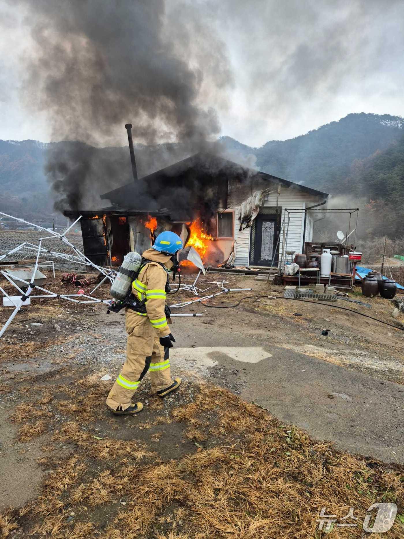 본문 이미지 - 강원 횡성 공근면 주택화재 현장.&#40;강원도소방본부 제공, 재판매 및 DB금지&#41;