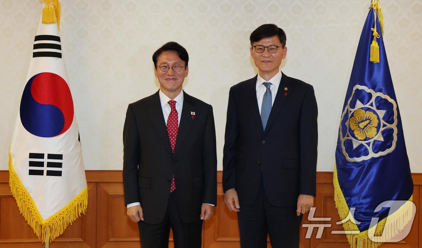 김민석 국무총리가 25일 서울 종로구 정부서울청사에서 열린 차관급 임명장 수여식에서 정상우 감사원 사무총장에게 임명장 수여 후 기념촹영을 하고 있다. 2025.11.25/뉴스1 ⓒ News1 임세영 기자