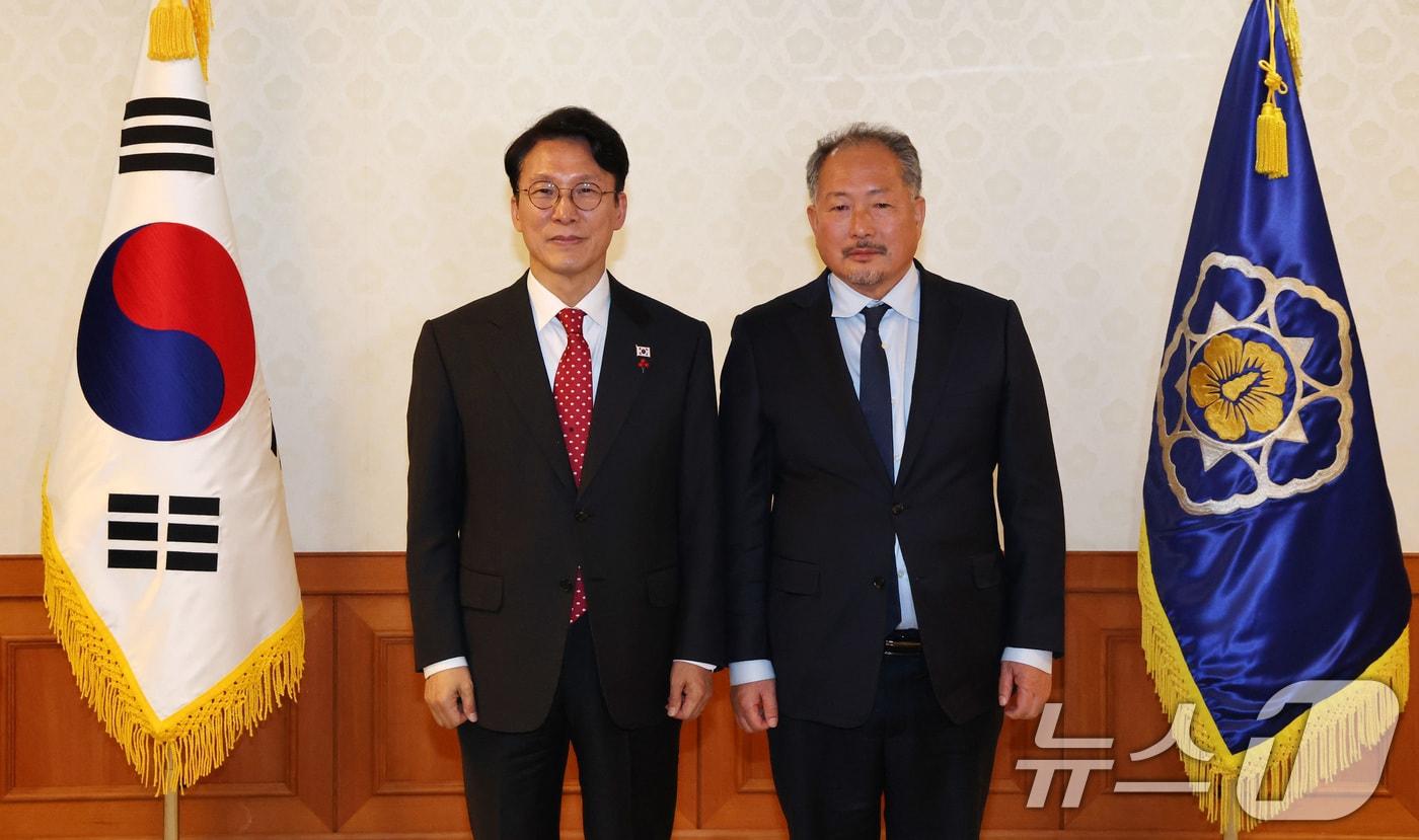 본문 이미지 - 김민석 국무총리가 25일 서울 종로구 정부서울청사에서 열린 차관급 임명장 수여식에서 임채원 인재개발원장에게 임명장 수여 후 기념촬영을 하고 있다. 2025.11.25 ⓒ 뉴스1 임세영 기자