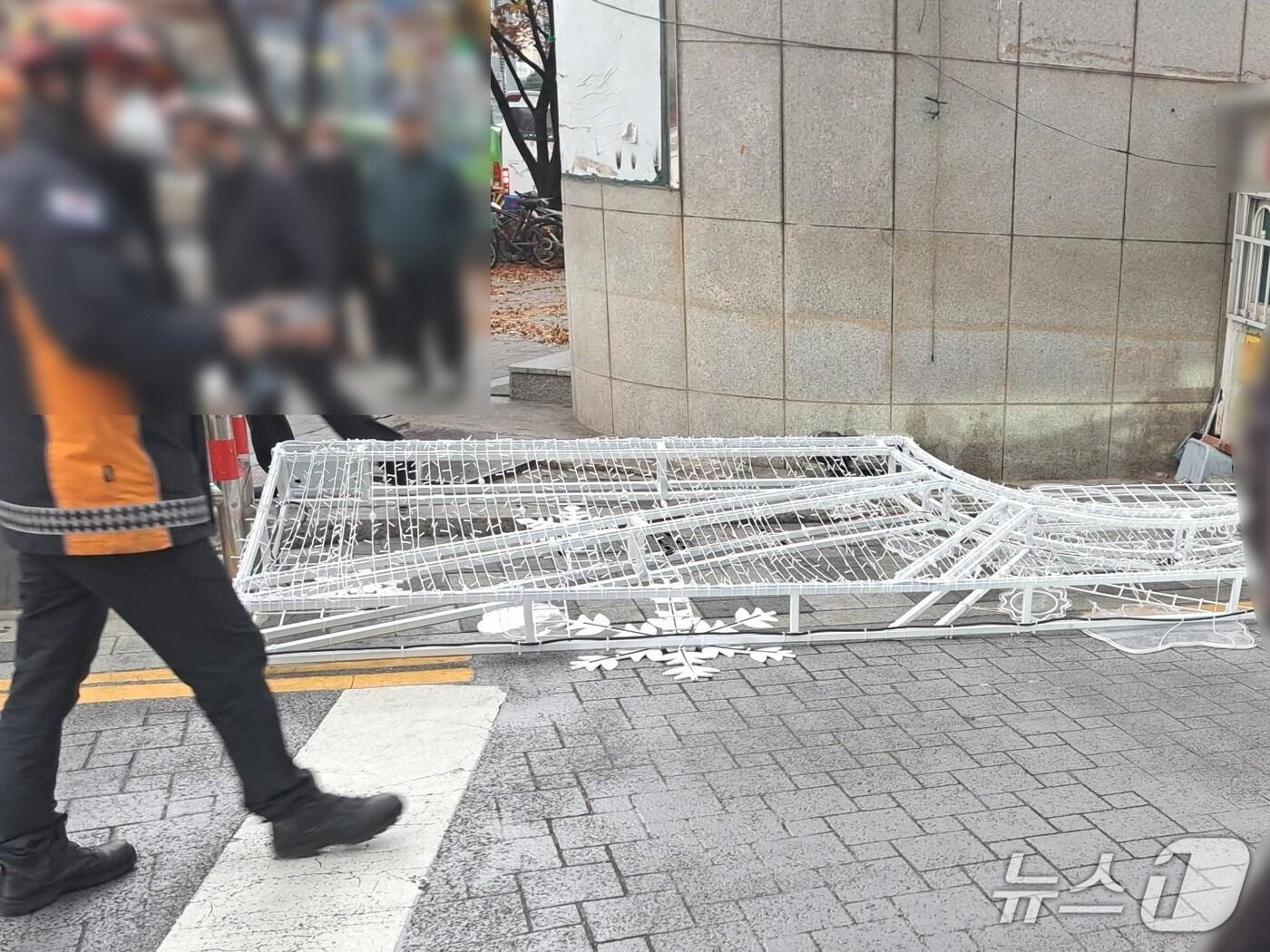본문 이미지 - 25일 부산 사하구 하단동서 쓰러진 크리스마스 장식 구조물.(사하경찰서 제공. 재판매 및 DB 금지)