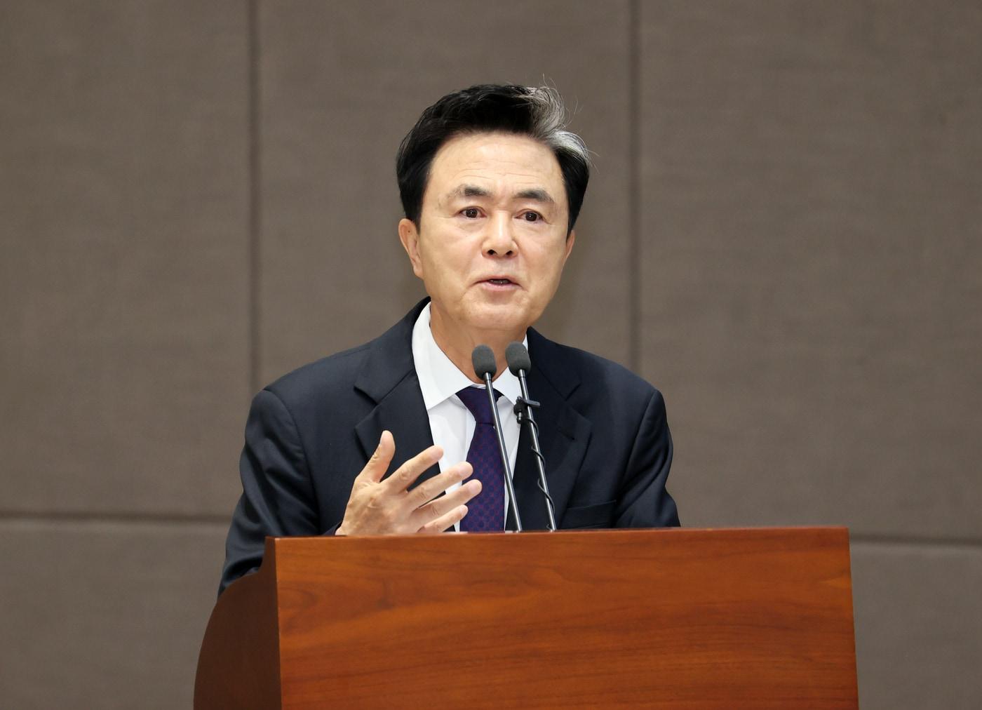 본문 이미지 - 김태흠 지사가 25일 도의회 정례회에서 &#39;천안아산 대규모 복합 돔구장&#39; 건립 필요성을 강조하고 있다.&#40;충남도 제공. 재판매 및 DB금지&#41;/뉴스1