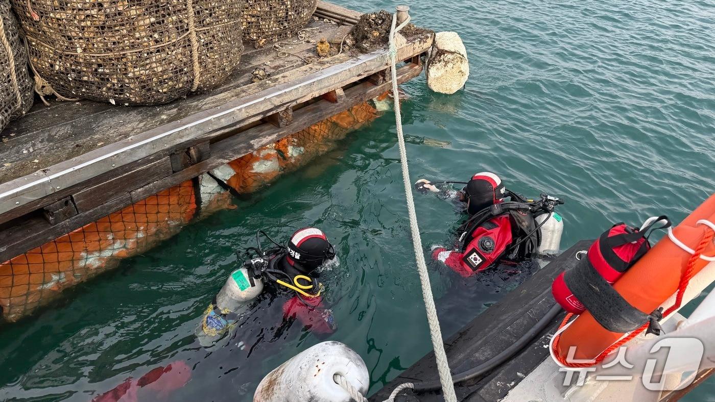 실종자가 탑승하고 있던 뗏목 인근을 수색하고 있는 해경.(통영해경 제공. 재판매 및 DB금지던