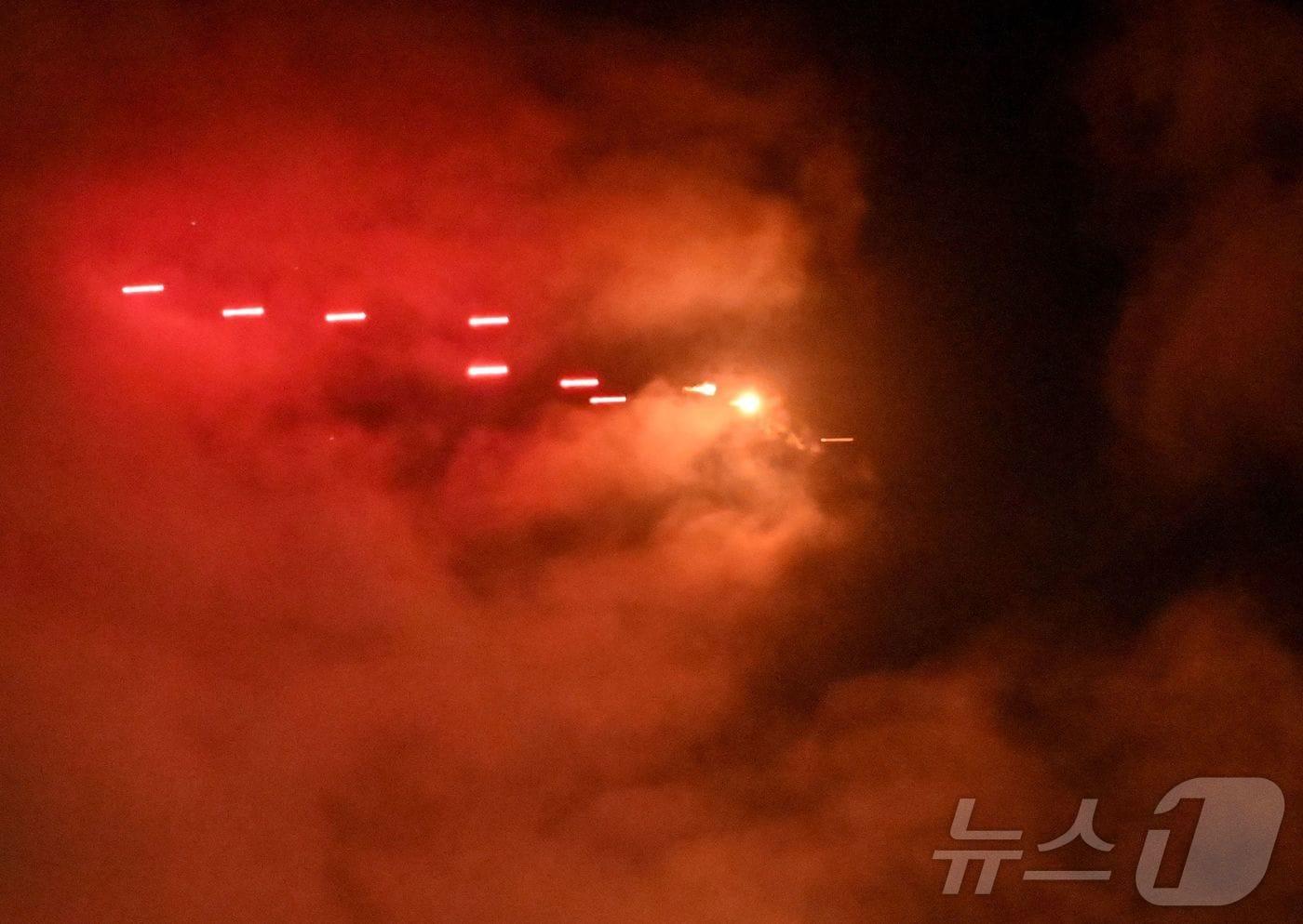 25일&#40;현지시간&#41; 우크라이나 공군이 러시아 드론과 미사일을 향해 키이우 상공에서 방공포화를 가하는 모습. 러시아의 공격 속에 이날 새벽 우크라이나 수도 키이우에서는 강력한 폭발음이 울렸다고 AFP 기자가 전했다. 우크라이나 공군은 이날 새벽 전국적인 미사일 경보를 발령했다.2025.11.25.ⓒ AFP=뉴스1