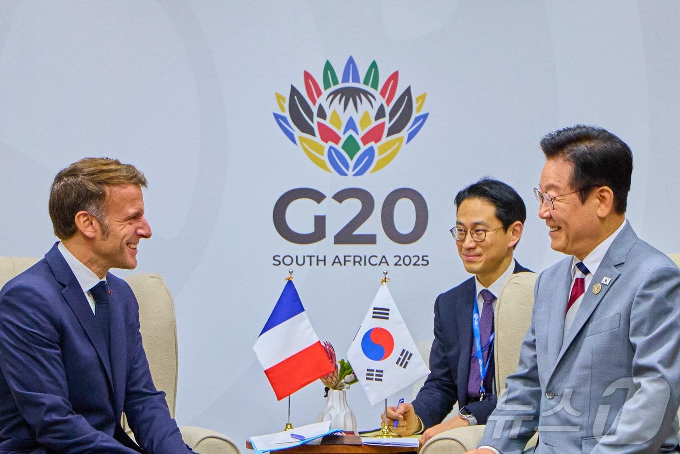 본문 이미지 - 이재명 대통령과 에마뉘엘 마크롱 프랑스 대통령이 지난해남아프리카공화국 요하네스버그 엑스포 센터 양자회담장에서 한·프랑스 정상회담을 하고 있다. (이재명 대통령 SNS. 재판매 및 DB 금지) 2025.11.25 ⓒ 뉴스1 이재명 기자