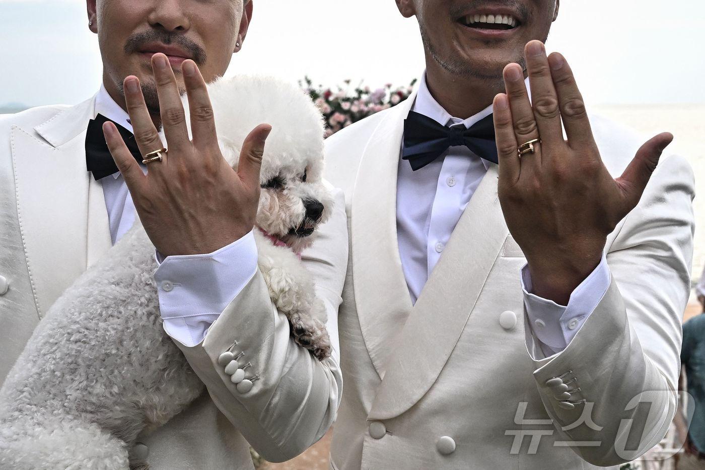 2025년 5월 31일에 태국 파타야 인근에서 열린 결혼식에서 중국인 게이 커플이 결혼반지를 보여주고 있다. 2025.05.31.ⓒ AFP=뉴스1
