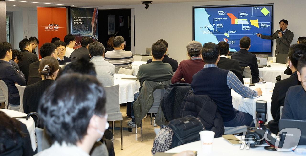 본문 이미지 - 주한영국대사관이 25일 행사를 열고 부유식 해상풍력 발전 가이드 2025 웹사이트 한국어 버전을 공개하고 있다. (주한영국대사관)