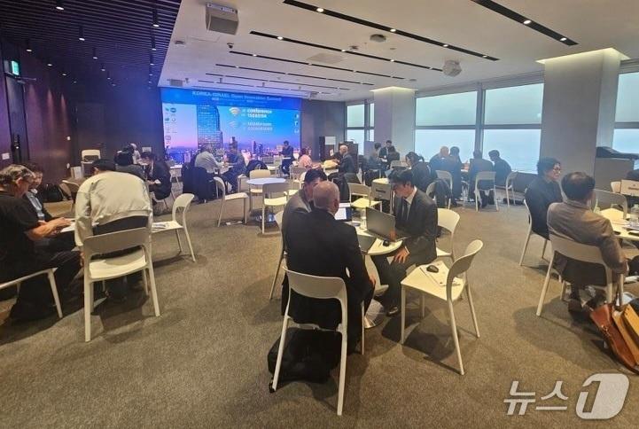 본문 이미지 - 지난 25일 서울 강남구 삼성동 트레이드타워에서 열린 &#39;한국-이스라엘 사이버보안 써밋&#39;에서 플래닛나인의 지주회사 BNF그룹의 야딘 프리탈 싱가포르 지사장 등 사이버보안 기업 관계자들이 협력 방안을 논의하고 있다. &#40;주한이스라엘대사관 제공&#41;