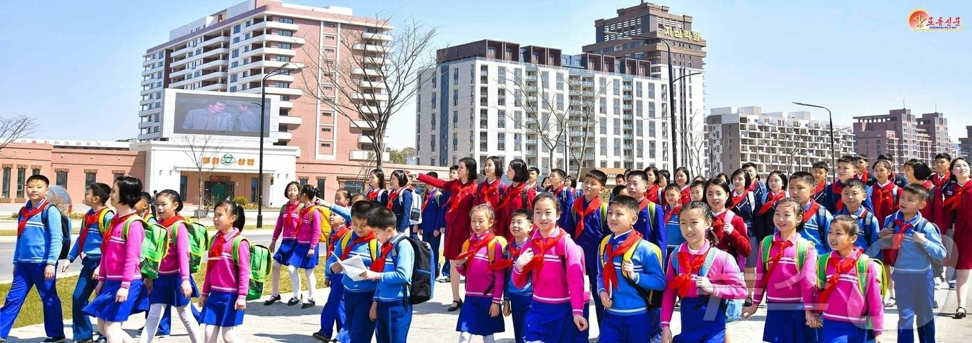 &#40;평양 노동신문=뉴스1&#41; = 북한 노동당 기관지 노동신문은 26일 어린 학생들의 모습을 조명하며 &#34;위대한 우리 국가제일주의 시대를 빛내기 위해서는 조국의 미래인 학생들을 위한 정책이 중요하다&#34;라고 보도했다. [국내에서만 사용가능. 재배포 금지. DB 금지. For Use Only in the Republic of Korea. Redistribution Prohibited] rodongphoto@news1.kr