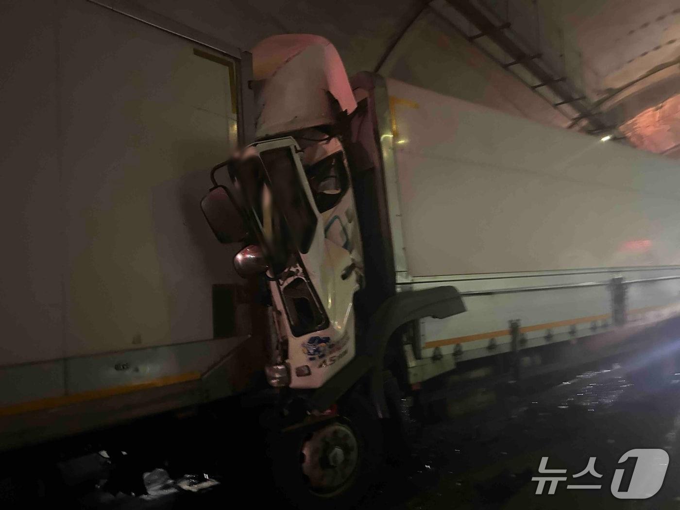 본문 이미지 - 26일 새벽 서울양양고속도로 양양방향 화촌9터널 교통사망사고 현장.&#40;강원도소방본부 제공, 재판매 및 DB 금지&#41; 2025.11.26/뉴스1