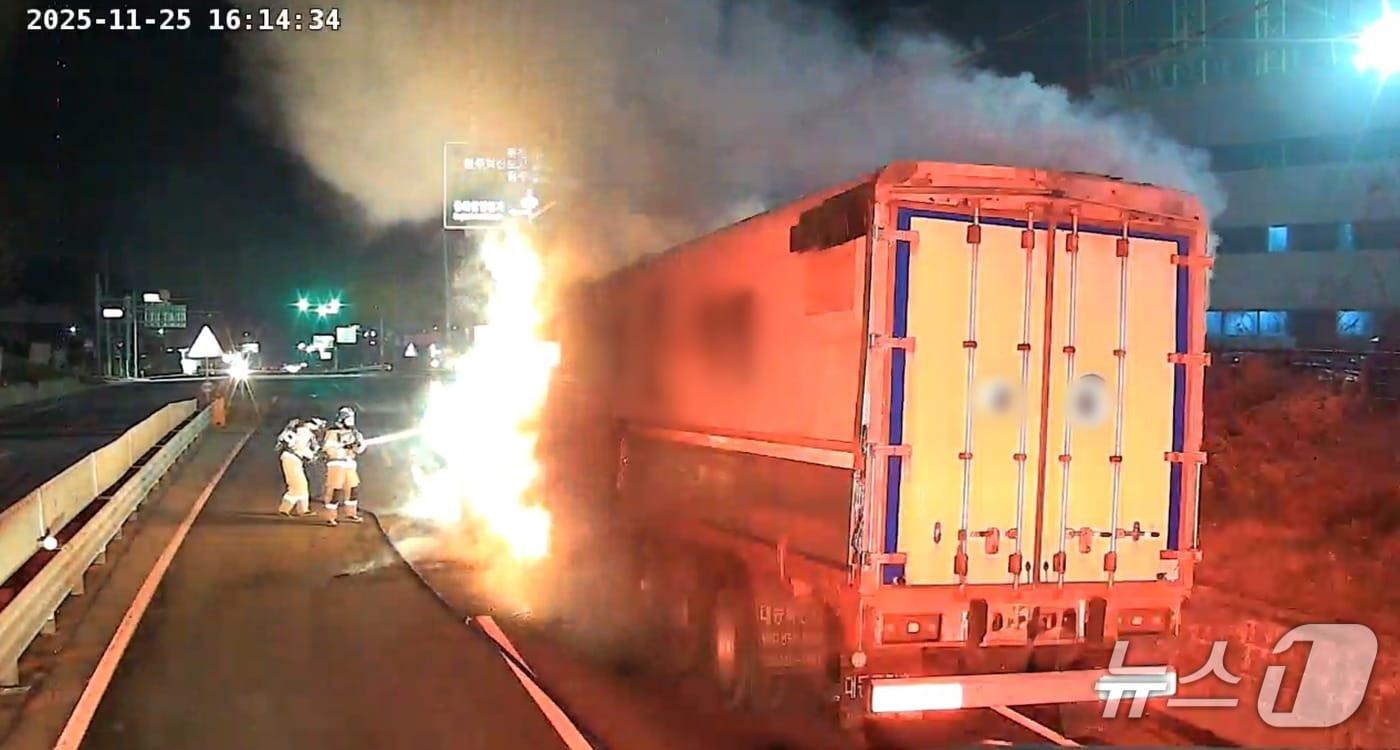 강원 원주 문막읍 국도 차량화재 현장.&#40;강원도소방본부 제공, 재판매 및 DB 금지&#41; 2025.11.26/뉴스1