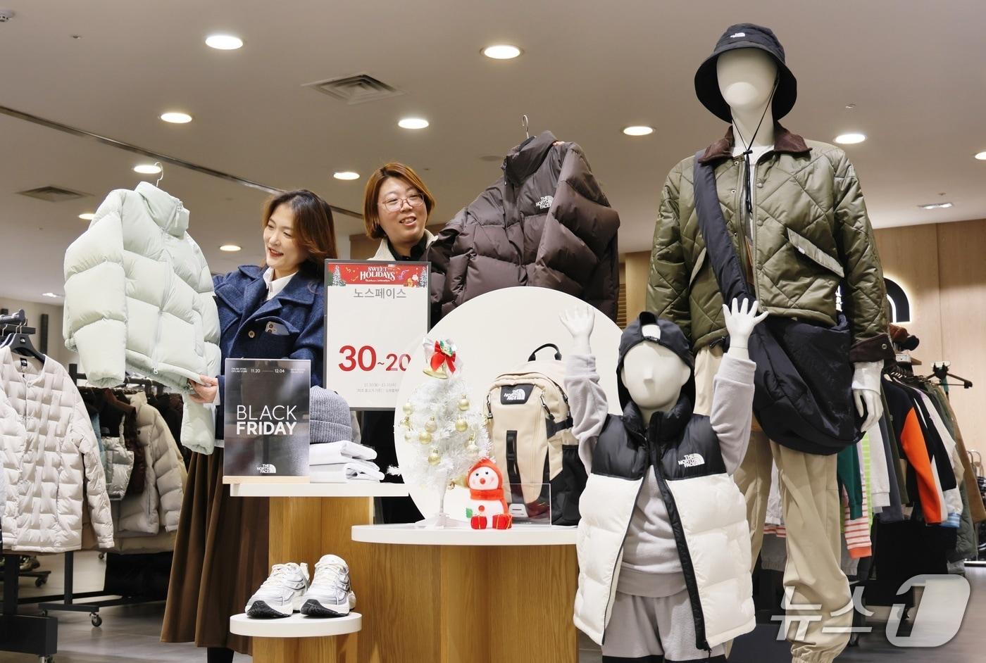 롯데아울렛 율하점은 오는 28일부터 12월4일까지 &#39;겨울 아우터 페어&#39;를 연다. 노스페이스 매장을 찾은 고객이 겨울 아우터 제품을 살펴보고 있다.&#40;롯데백화점 제공, 재판매 및 DB 금지&#41;