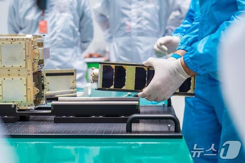 본문 이미지 - 누리호의 큐브위성 발사관에 탑재되고 있는 K-히어로 큐브위성&#40;한국항공우주연구원 제공&#41; /뉴스1