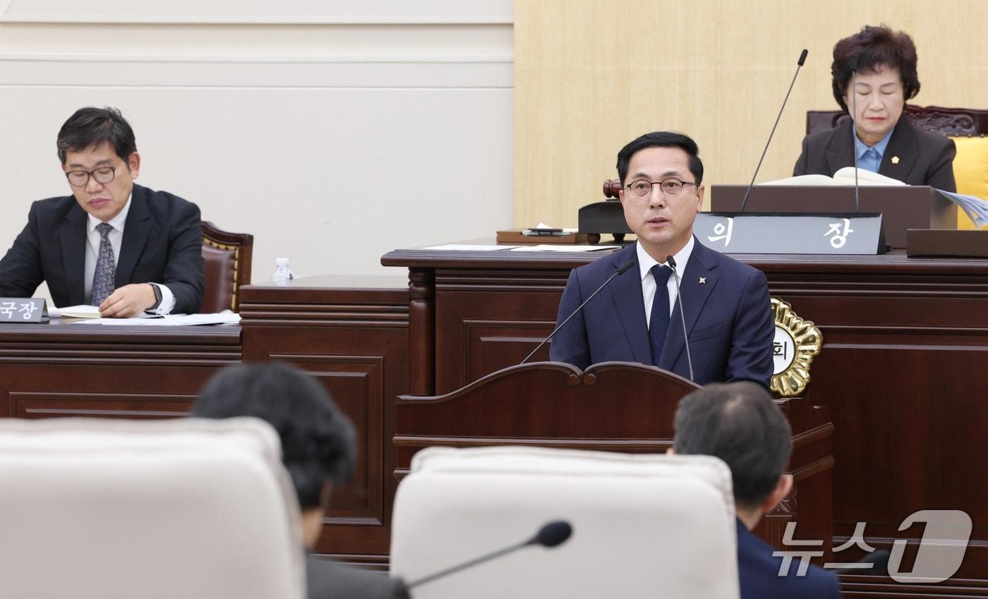 박희조 대전 동구청장이 구의회 정례회에서 시정연설을 하고 있다.(동구 제공. 재판매 및 DB금지)/뉴스1