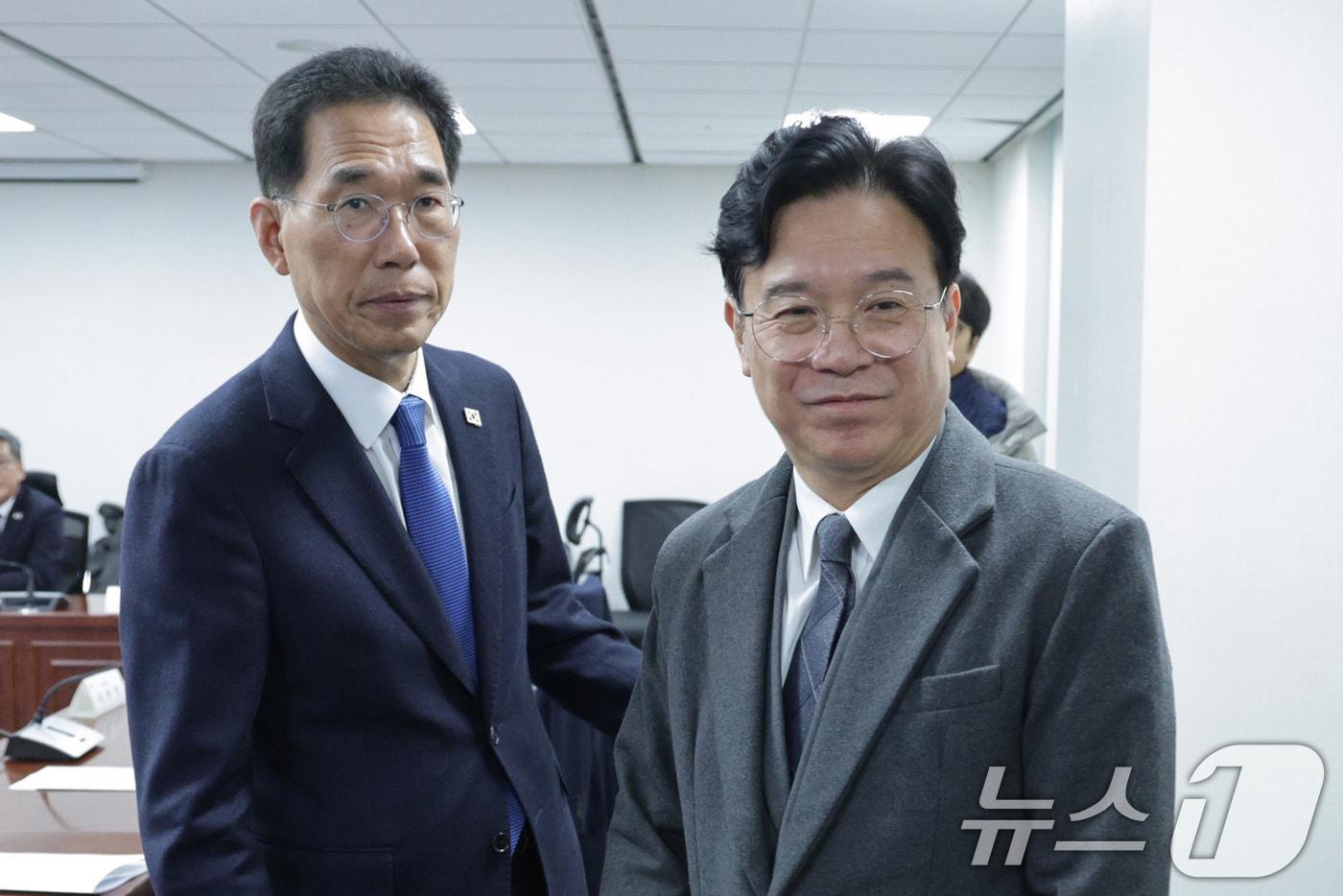 김영훈 고용노동부 장관이 26일 서울 여의도 국회 의원회관에서 열린 민생 당정협의회에 참석하고 있다. 2025.11.26/뉴스1 ⓒ News1 신웅수 기자