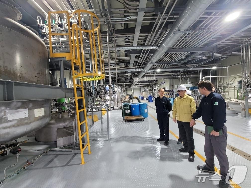 본문 이미지 - 대구환경청은 25일 인화성‧폭발성 물질을 대량 보유·취급하는 사업장에서 긴급 현장점검을 실시했다. (대구환경청 제공. 재판매 및 DB 금지) 2025.11.25/뉴스1