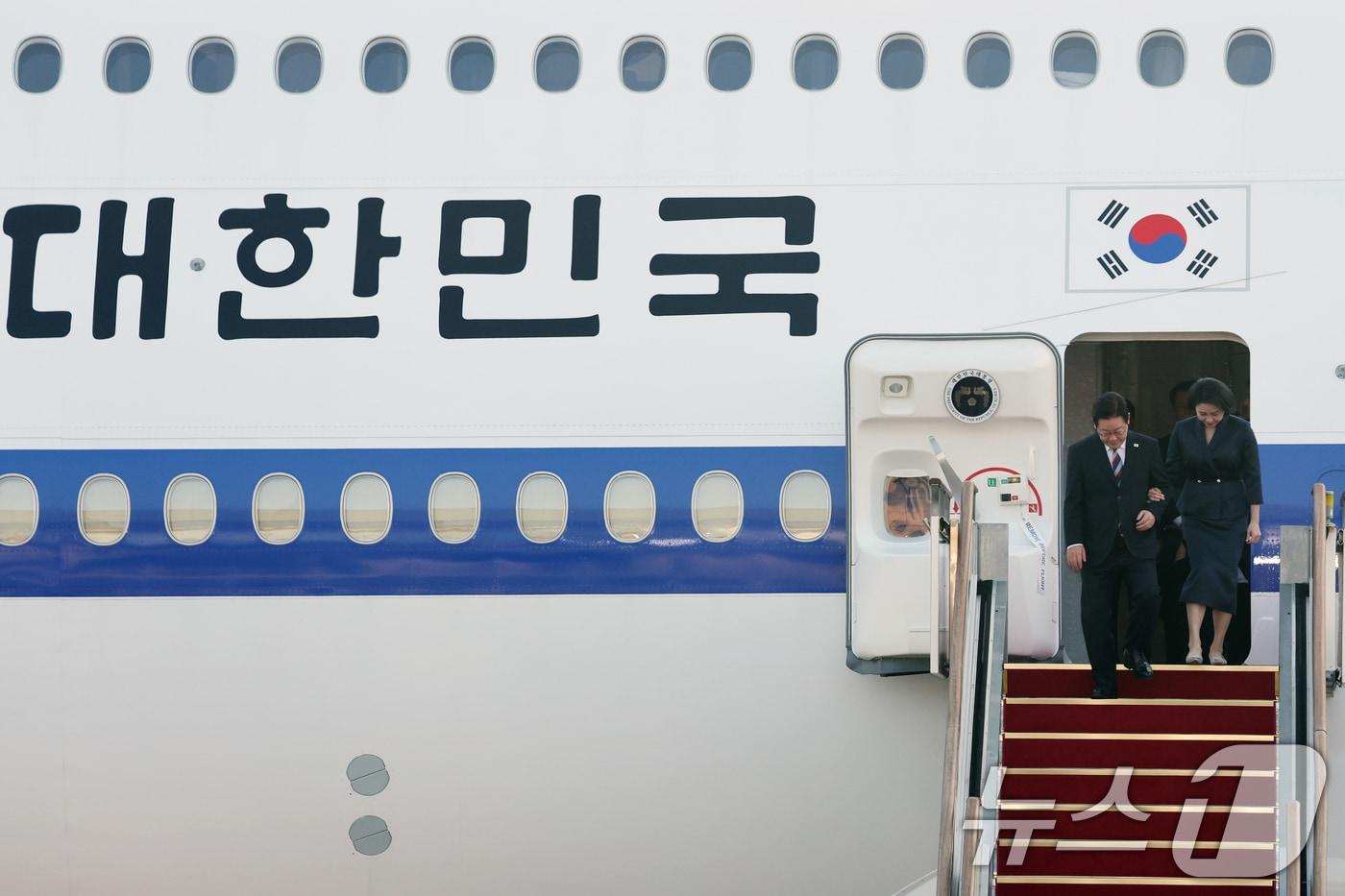 아프리카·중동 4개국 순방 일정을 마무리한 이재명 대통령과 김혜경 여사가 26일 오전 경기도 성남시 서울공항을 통해 귀국하고 있다. 2025.11.26/뉴스1 ⓒ News1 황기선 기자