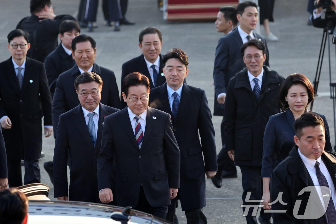 아프리카·중동 4개국 순방 일정을 마무리한 이재명 대통령이 26일 오전 경기도 성남시 서울공항을 통해 귀국, 환영인사들과 함께 이동하고 있다. 2025.11.26/뉴스1 ⓒ News1 황기선 기자