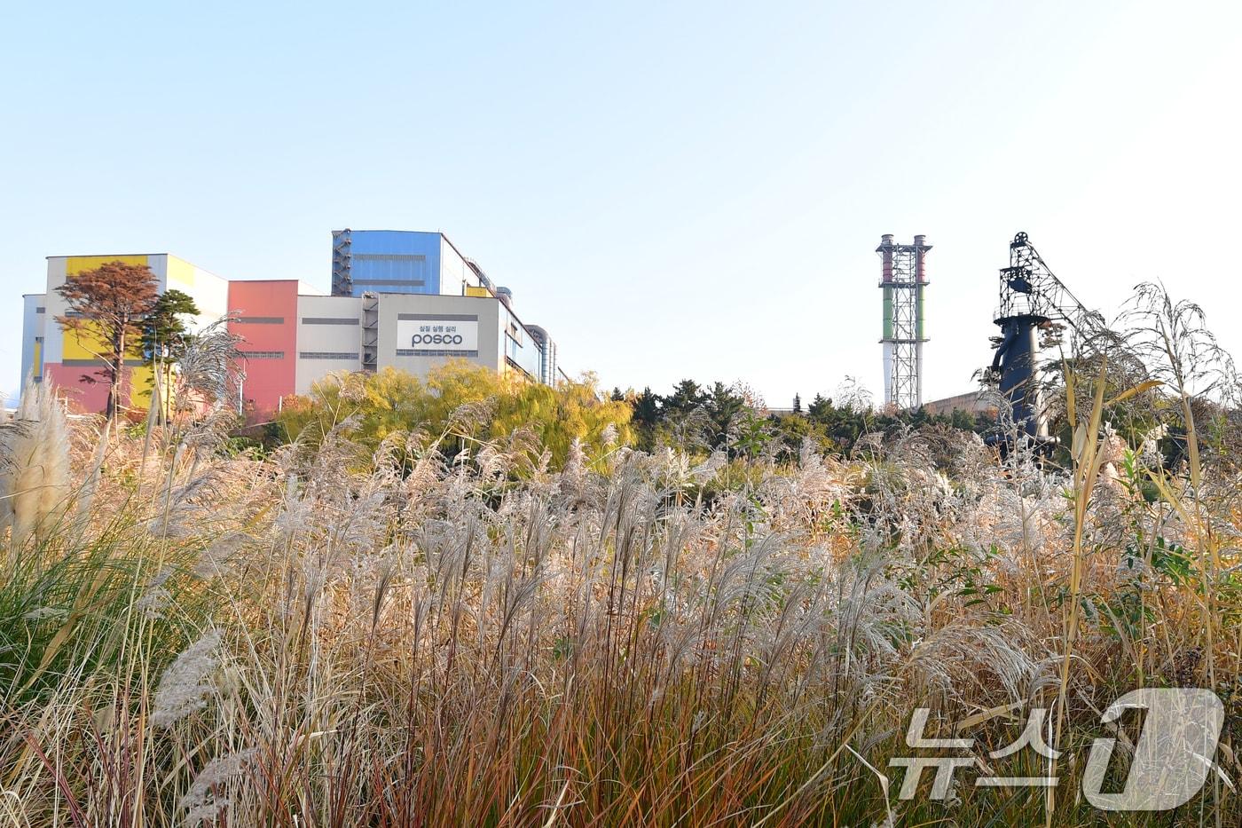 본문 이미지 - 26일 포스코 포항제철소 본사 'Park 1538 포스코 역사박물관' 앞 호수 주변이 가을색으로 물들어 있다.ⓒ News1 최창호 기자