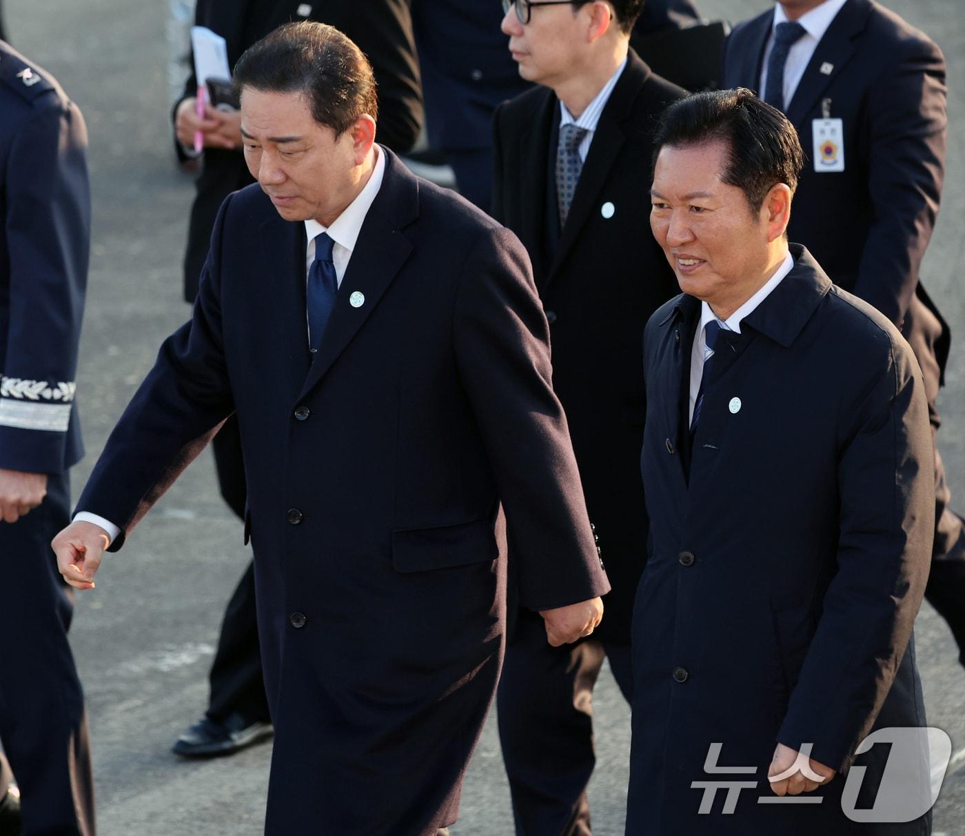 본문 이미지 - 정청래 더불어민주당 대표와 김병기 원내대표가 26일 오전 경기도 성남시 서울공항에서 아프리카·중동 4개국 순방 일정을 마무리한 이재명 대통령 귀국 환영을 마치고 이동하고 있다. 2025.11.26/뉴스1 ⓒ News1 황기선 기자