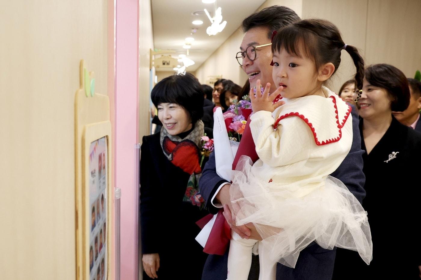 아이와 함께 있는 정원오 성동구청장 모습(성동구 제공)